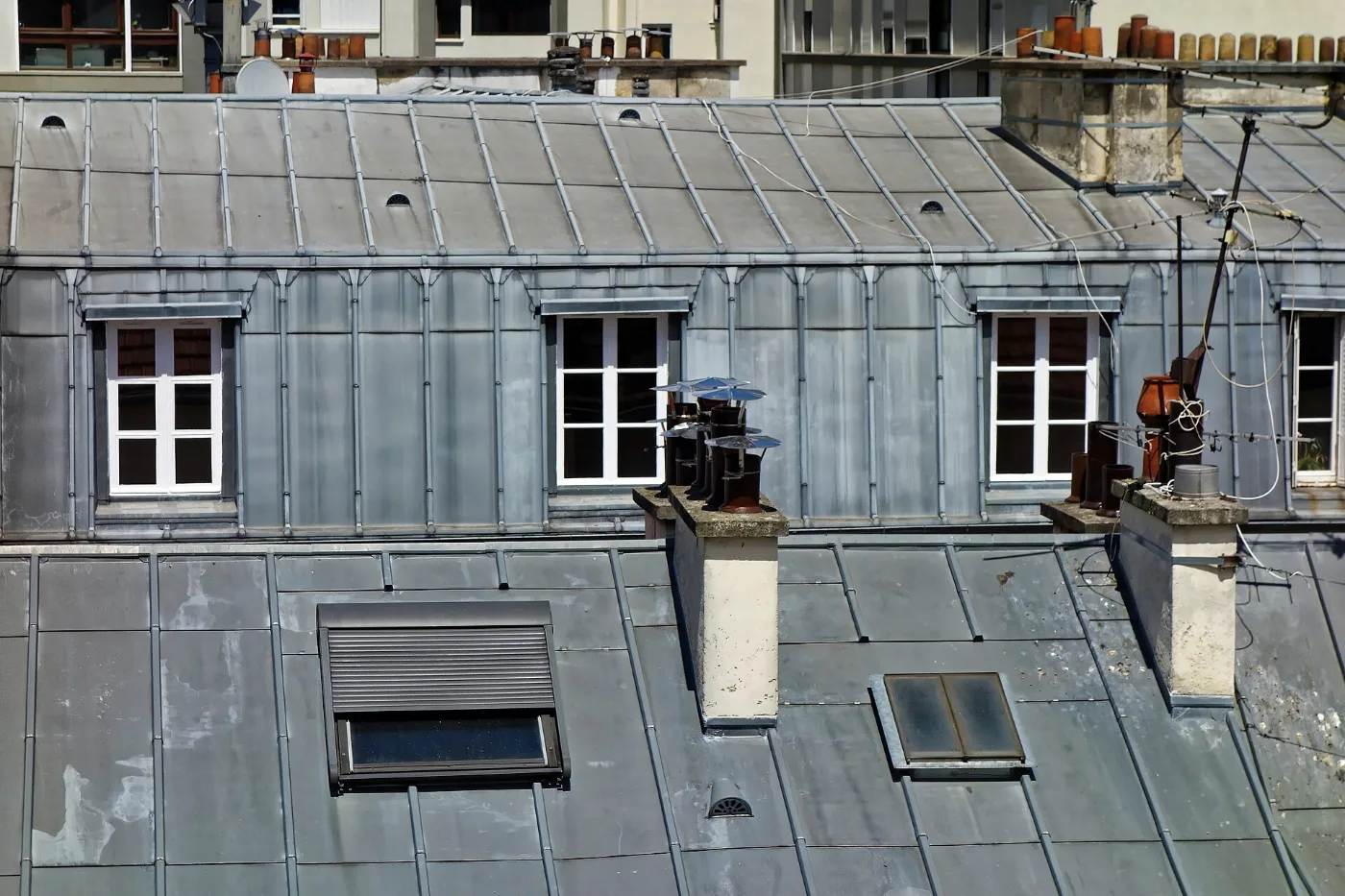 Toits en zinc avec lucarnes et fenêtre de toit
