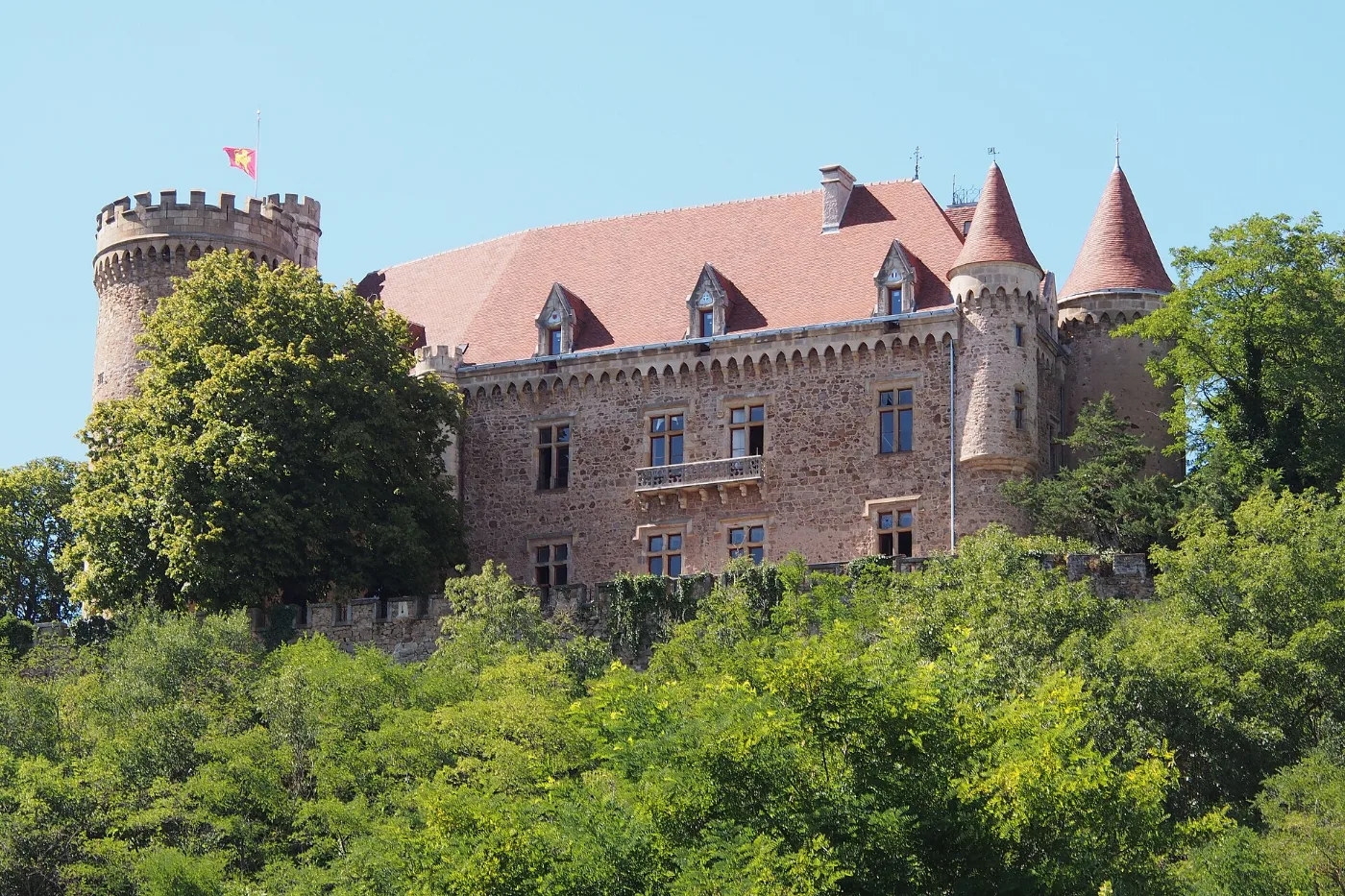 Toiture neuve en petites tuiles plates sur un château restauré