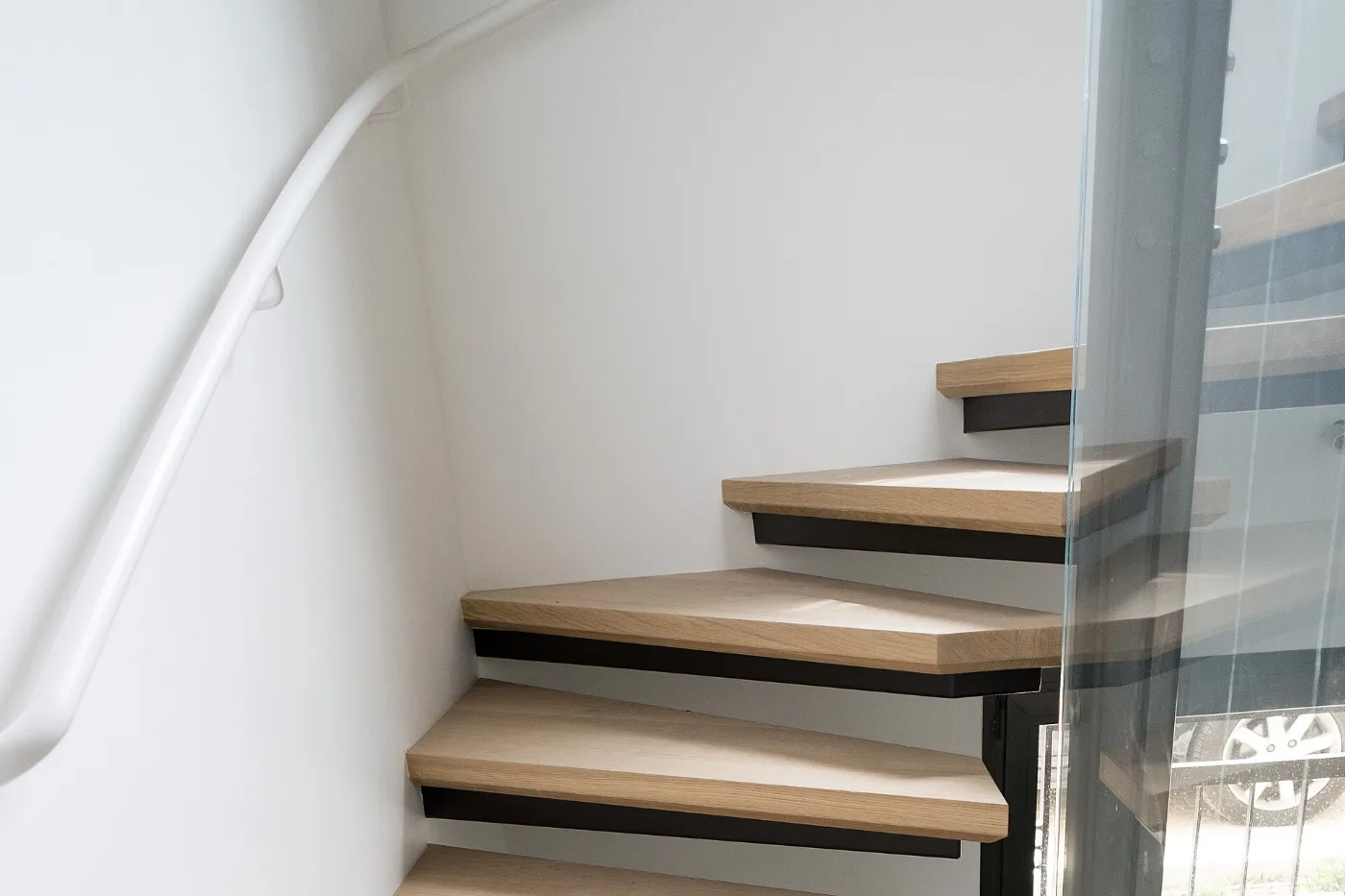 Escalier contemporain en chêne massif
