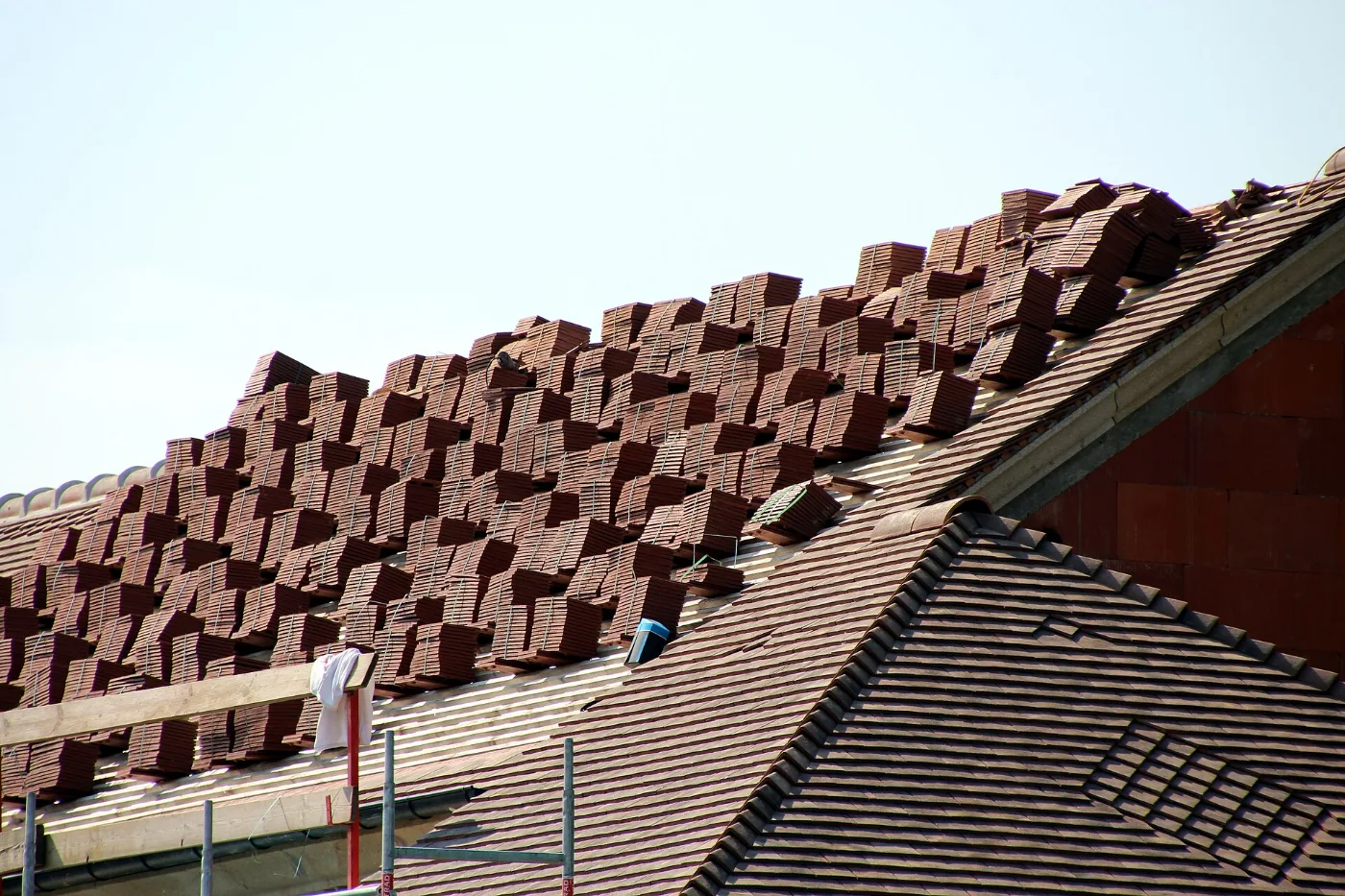 Chantier de couverture en tuiles plates